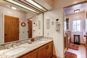 Apartment, Mehrere Betten (Centennial 2 Bedroom Condo unit no. 1) | Badezimmer