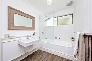 Baignoire, serviettes fournies