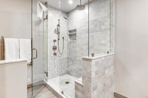 Apartment (Centennial 1 Bedroom Condo Unit No. 1) | Badezimmer