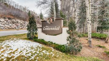 Studio, 1 kingsize bed (Centennial Studio Condo Unit no. 13a) | Ingang accommodatie