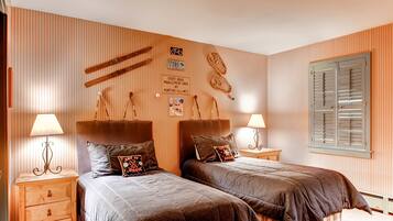 Studio, 1 King Bed (Centennial Studio Condo Unit no. 13a) | Free WiFi, bed sheets