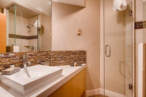 Condo, várias camas (Centennial 2 Bedroom Condo unit no. 9) | Banheiro | Secador de cabelo 