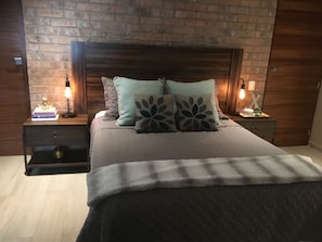 Escritorio, tabla de planchar con plancha, wifi y ropa de cama