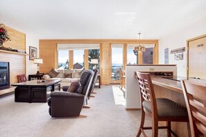 Fernseher, Kamin, DVD-Player, Tischfußball