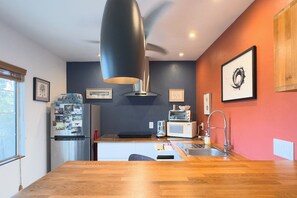 Geladeira, micro-ondas, fogão, cooktop