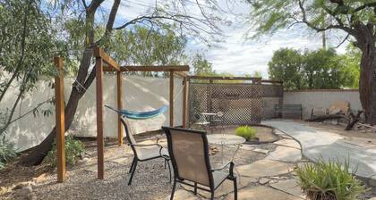 TREAT GUESTHOUSE, Private, Quiet, Comfortable! Artistically designed space.