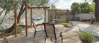 TREAT GUESTHOUSE, Private, Quiet, Comfortable! Artistically designed space.