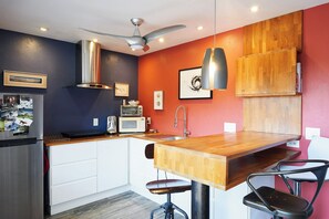 Fridge, microwave, oven, stovetop - TREAT GUESTHOUSE, Private, Quiet, Comfortable! Artistically designed space. (Tucson)