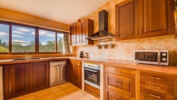 Een koelkast, een oven, een vaatwasser, een koffiezetapparaat/waterkoker