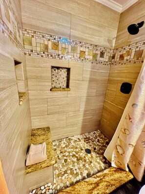 Bañera, secador de pelo, toallas, papel higiénico