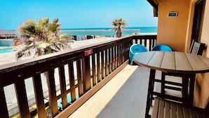 Un balcone con vista sulla spiaggia e sull'oceano.