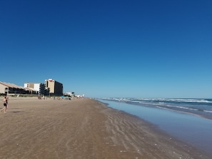 En la playa y toallas de playa 
