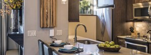 Réfrigérateur, four à micro-ondes, un four, surface de cuisson