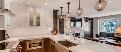 公寓客房, 多張床 (Centennial 2 Bedroom Condo unit no. 2) | 私人廚房