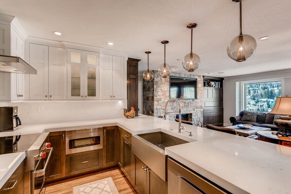 شقة - عدة أسرّة (Centennial 2 Bedroom Condo unit no. 2) | مطبخ خاص