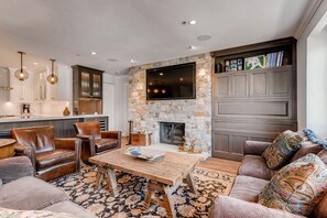 شقة - عدة أسرّة (Centennial 2 Bedroom Condo unit no. 2) | غرفة المعيشة | مدفأة