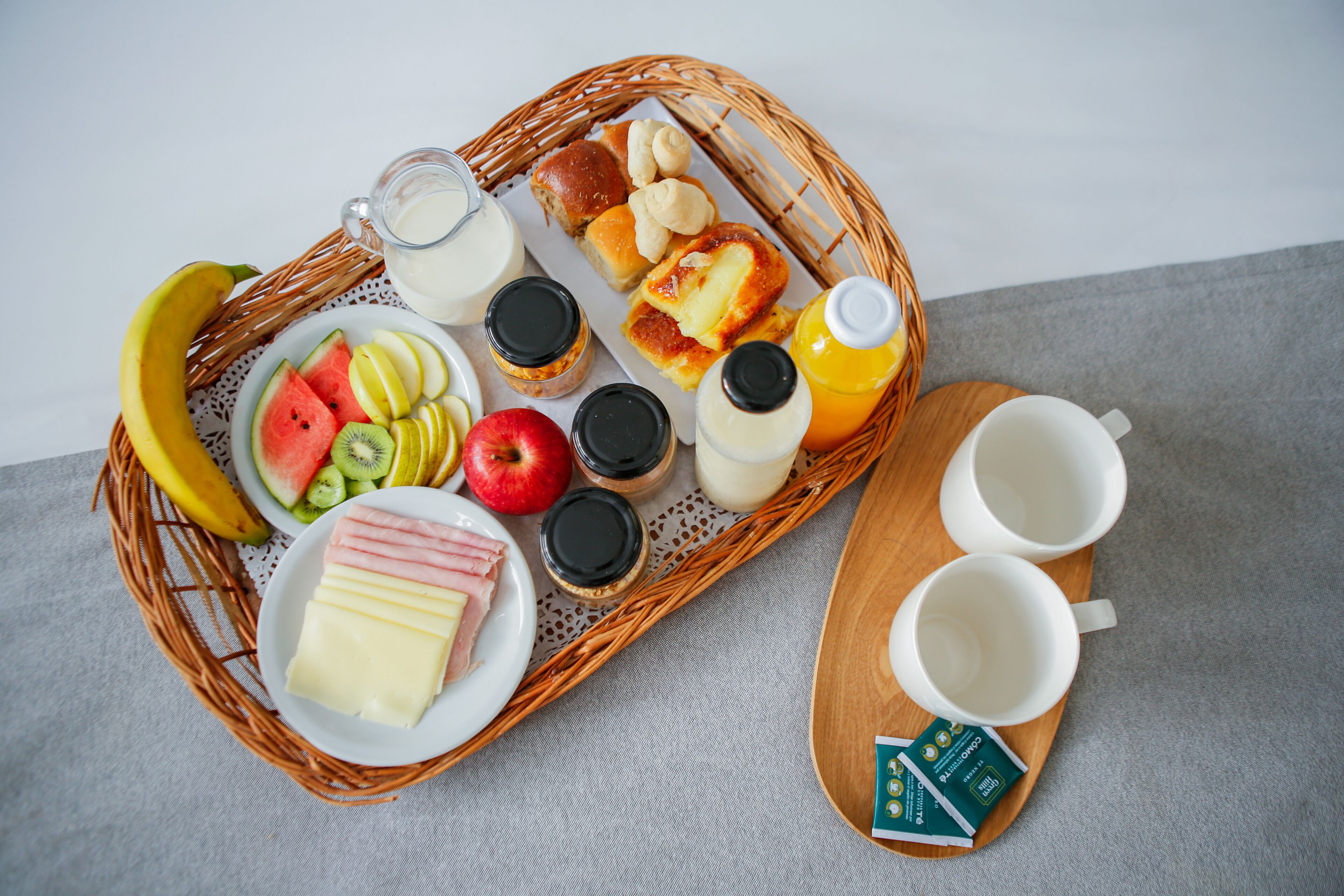 Una bandeja de desayuno con diversos alimentos y bebidas.