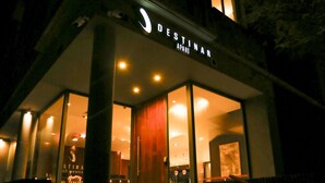 A modern building with a sign reading "DESTINAR APART". - Destinar Apart Hotel (Carilo)