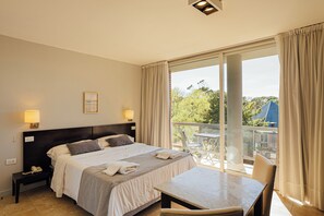 Phòng đôi, 1 giường cỡ king, không hút thuốc, phòng tắm riêng | Bộ đồ giường cao cấp, két bảo mật tại phòng, màn/rèm cản sáng 