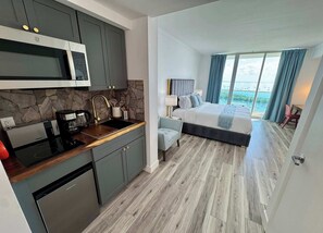 1 chambre, coffre-fort, bureau, fer et planche à repasser