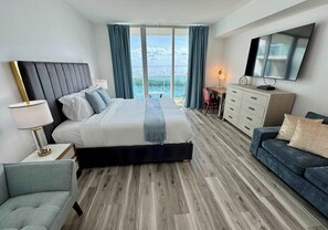 1 chambre, coffre-fort, bureau, fer et planche à repasser