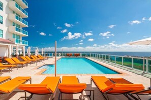 Una piscina al aire libre, una piscina climatizada