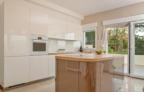 Kühlschrank, Mikrowelle, Herdplatte, Geschirrspüler