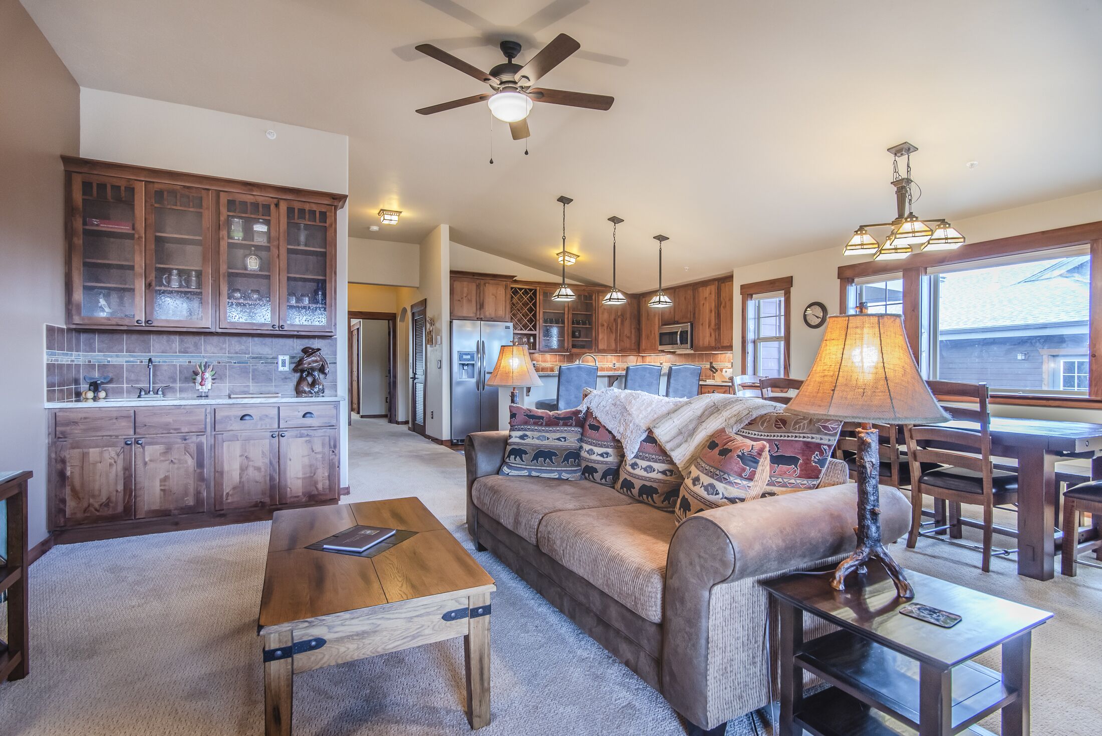 Stunning Top-Floor Condo Boasts Captivating Views and Vaulted Ceilings!