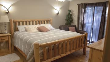 2 habitaciones, escritorio y tabla de planchar con plancha