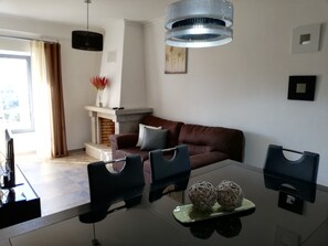 TV connectée, cheminée, lecteur de DVD, écrans d'ordinateur