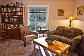 Een televisie en een open haard