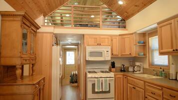 Full-sized fridge, microwave, oven, stovetop