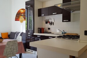 Frigorifero, forno, piano cottura, lavastoviglie