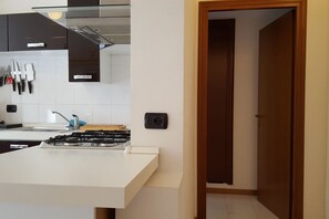 Frigorifero, forno, piano cottura, lavastoviglie