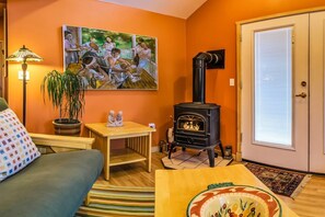 TV, fireplace - Blue Moon Cottage ~ Pet Friendly ~ 5 Blocks to OSF (Ashland)