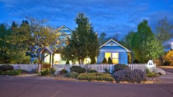 Depan hartanah - siang/malam