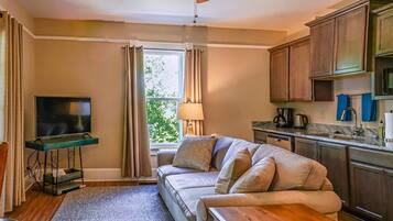 Rumah (3 Bedrooms) | Area keluarga | TV