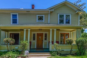 Vista frontal de la propiedad