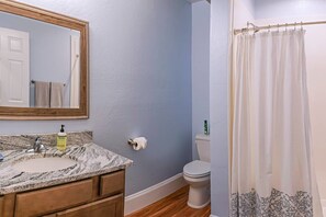 House (3 Bedrooms) | Bathroom | Shower, towels