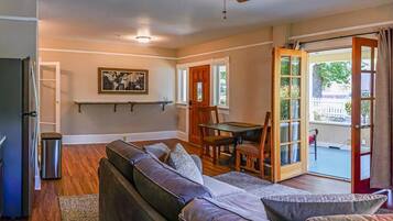 House (3 Bedrooms) | Living area | TV