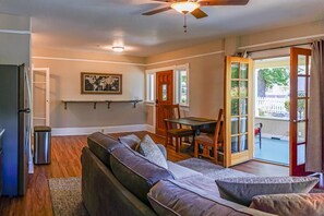 House (3 Bedrooms) | Living area | TV - Pioneer House - South Suite (Ashland)