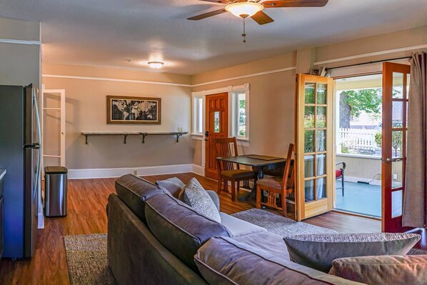 House (3 Bedrooms) | Living area | TV
