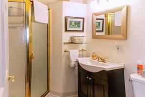 Dusche, kostenlose Toilettenartikel, Handtücher