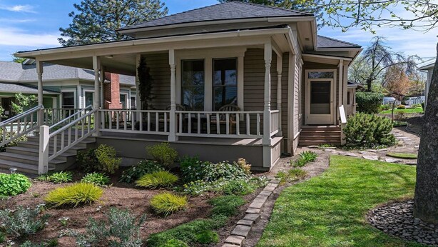 Property grounds - '1900' House and Cottage ~ Near OSF ~ Sleeps 10 (Ashland)