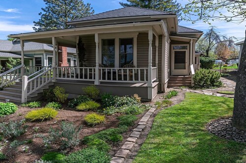 '1900' House and Cottage ~ Near OSF ~ Sleeps 10