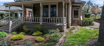 '1900' House and Cottage ~ Near OSF ~ Sleeps 10