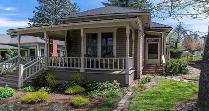 '1900' House and Cottage ~ Near OSF ~ Sleeps 10