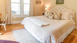 4 bedrooms, desk, iron/ironing board, WiFi (free) - '1900' House and Cottage ~ Near OSF ~ Sleeps 10 (Ashland)