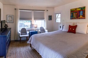 4 kamar tidur, meja kerja, setrika/meja setrika, dan Wi-Fi gratis