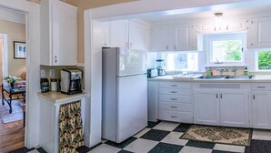 Espresso maker, microwave, stovetop, cookware/dishes/utensils - '1900' House and Cottage ~ Near OSF ~ Sleeps 10 (Ashland)